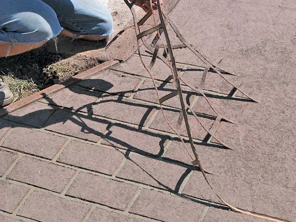 Трафарет для покраски бетонной дорожки