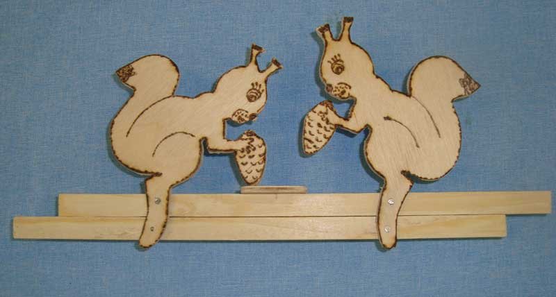 Динамическая игрушка из фанеры