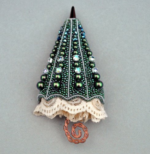 Брошь из бисера на фетре елка