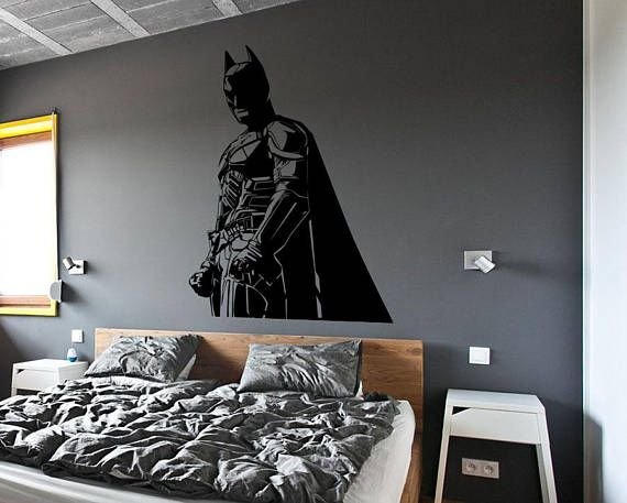 Бэтмен на стене