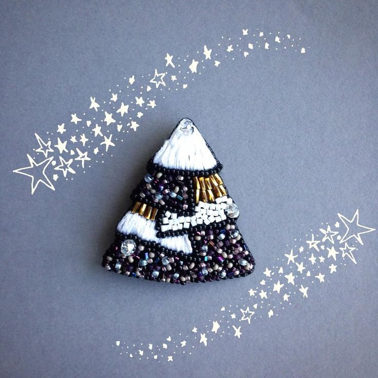 Брошка елочка из бисера