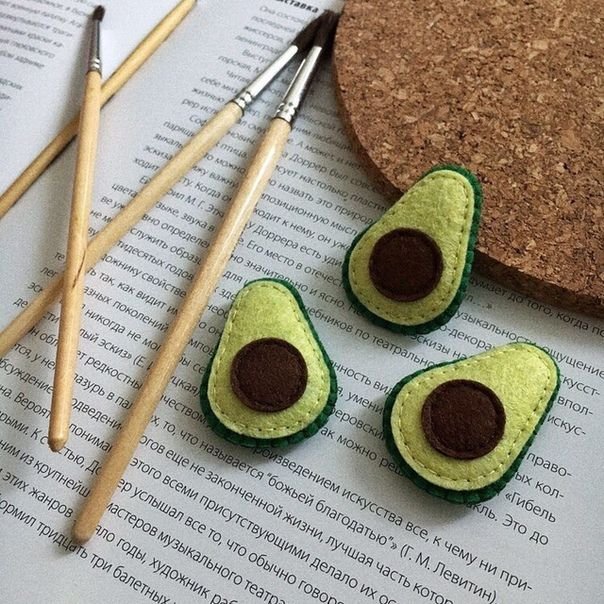 Заколка из фетра авокадо