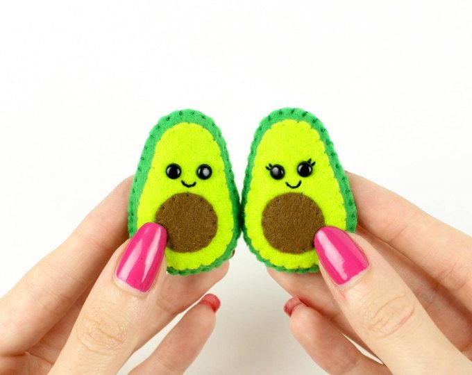 Брелок авокадо из фетра