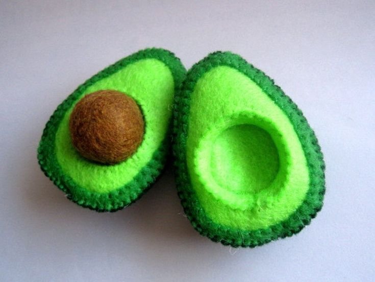 Брелок авокадо из фетра