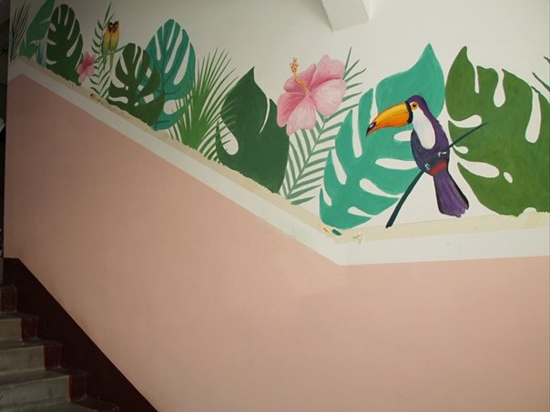 Украшение стен в подъезде