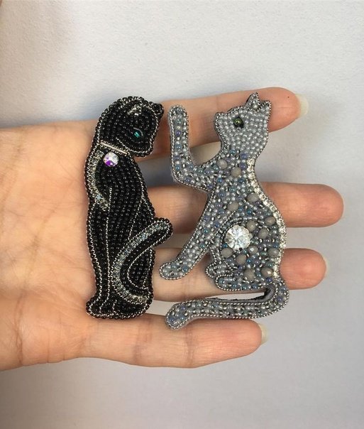 Брошь из бисера кошка