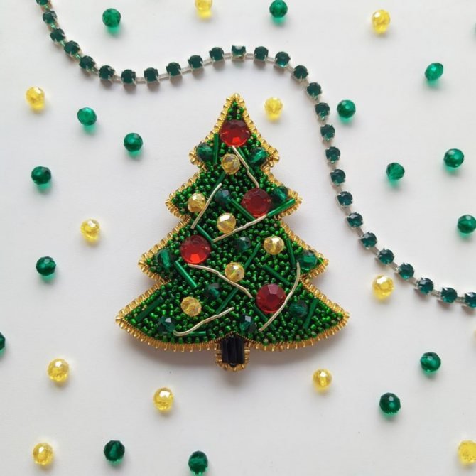 Брошь елка из бисера