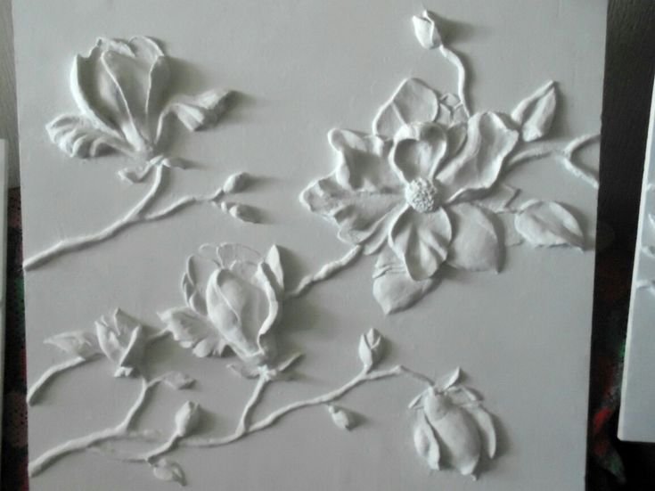 Барельефы из гипса на стене