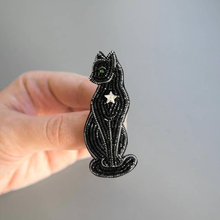 Брошь из бисера кошка