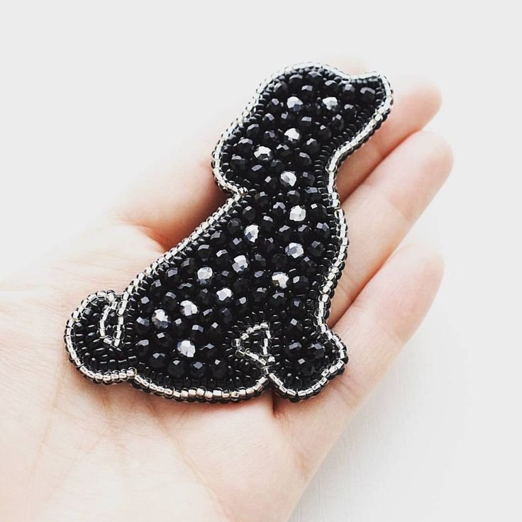 Брошь бисером на фетре