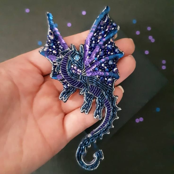 Брошка из бисера дракон