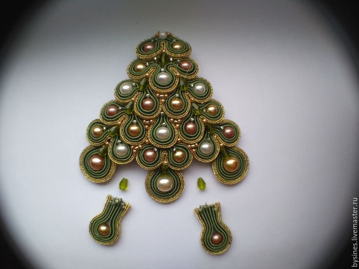 Брошка елочка из бисера
