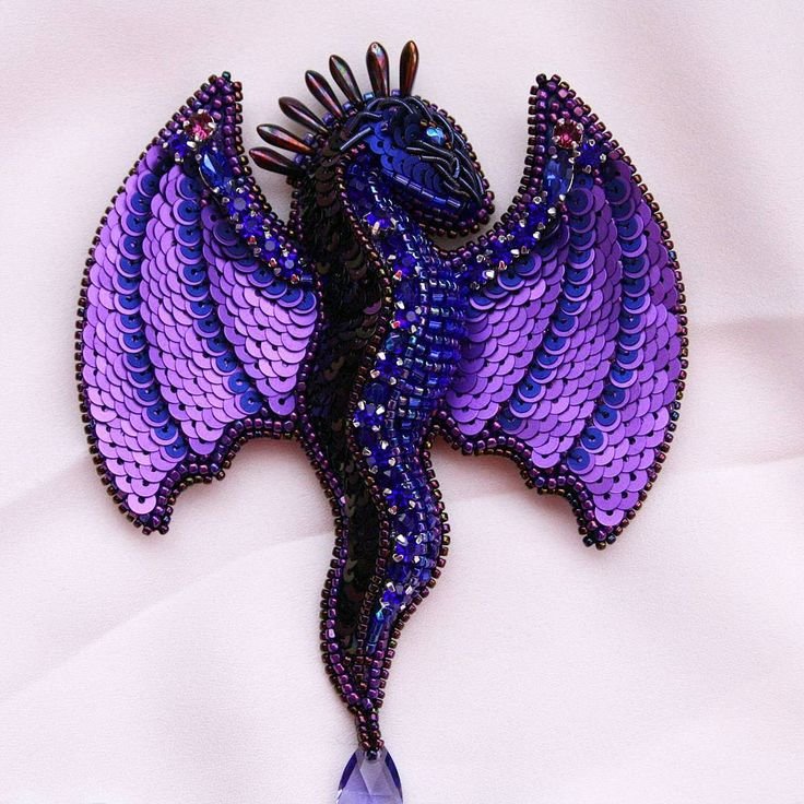 Вышитая брошь дракон