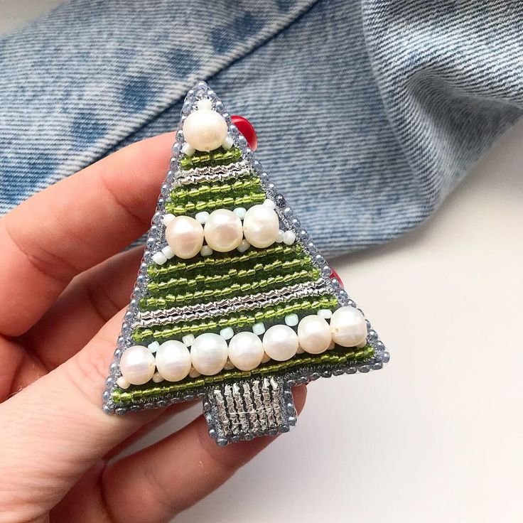 Брошь из бисера елка Новогодняя