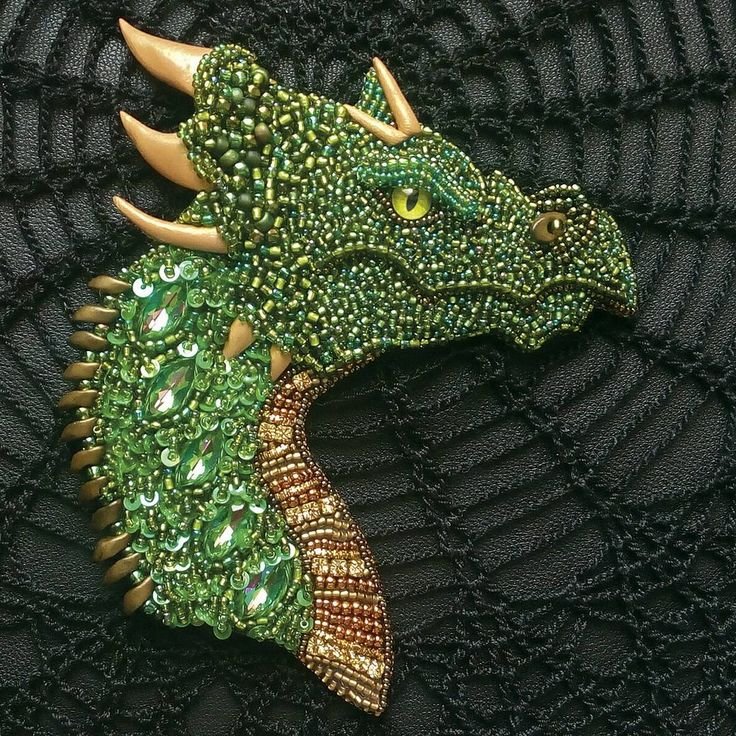 Вышитая брошь дракон