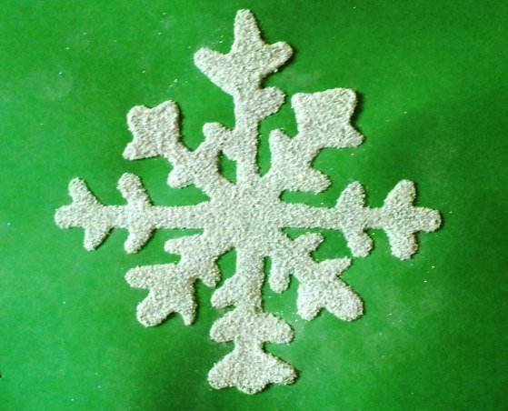 Снежинка из соли и клея