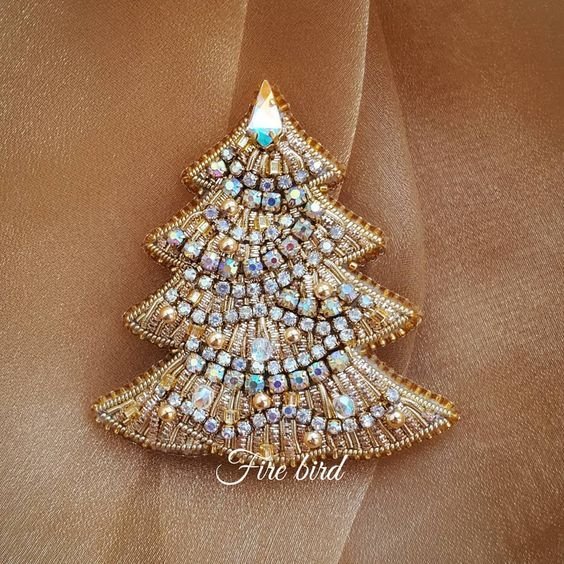 Брошь в виде елочки