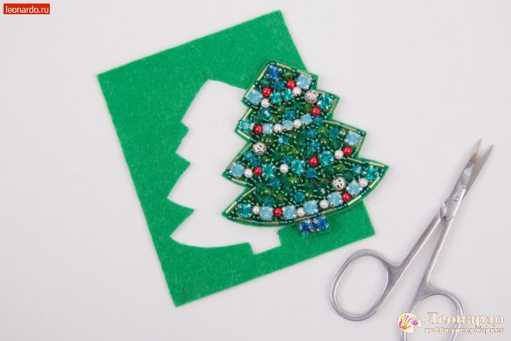 Трафарет елки для броши