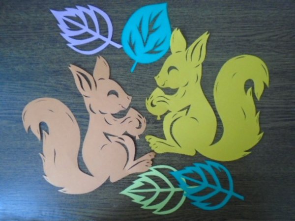 Цветные вытынанки на окна осень