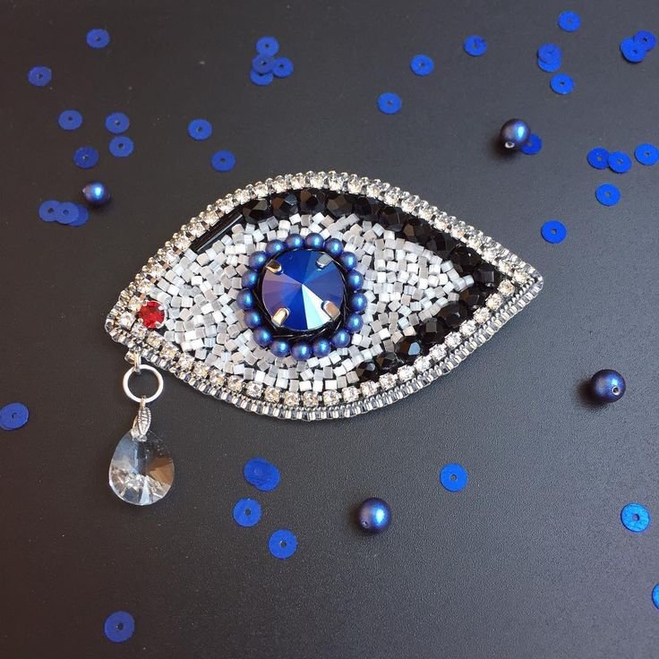 Брошь из бисера и страз