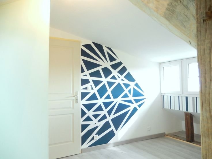 Треугольники на стене в интерьере