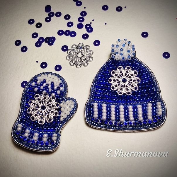 Броши из бисера варежки и шапочка