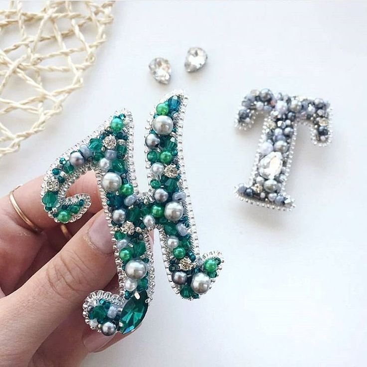 Брошь буква а