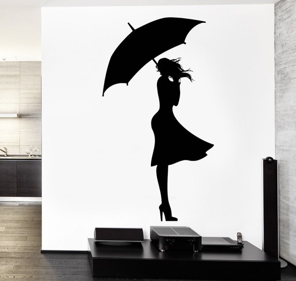 Силуэт девушки в платье с зонтом