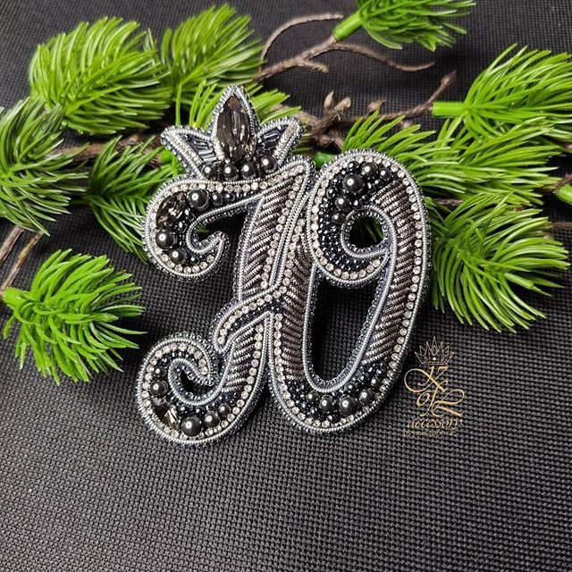 Брошь из бисера буква ю