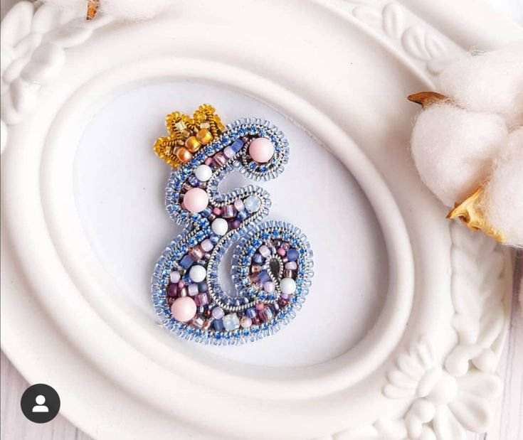 Брошь буква а