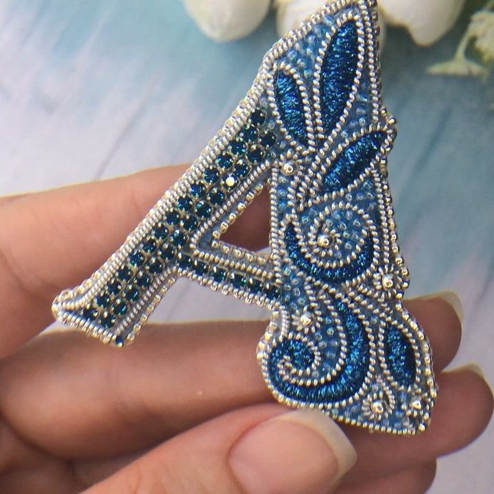 Брошь из бисера буква