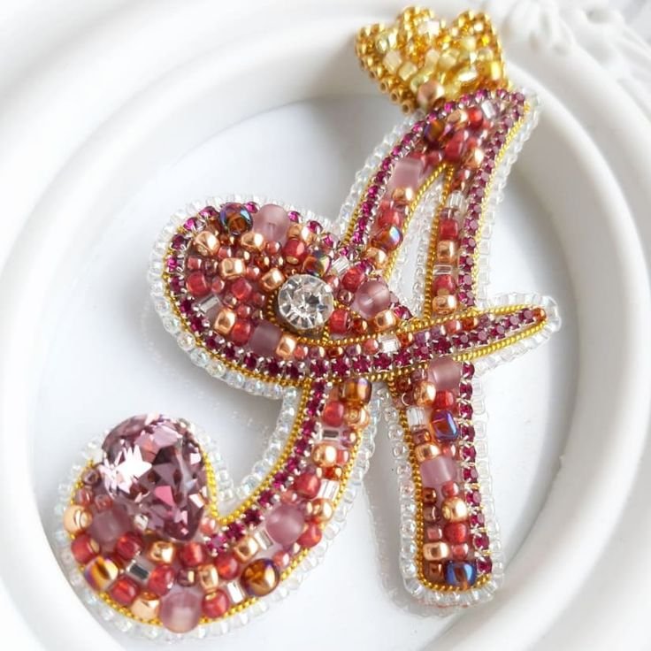 Брошь из бисера буква