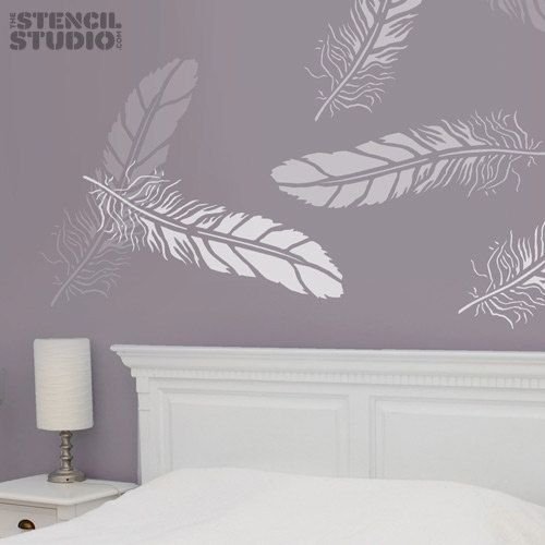 Голубая стена белые перья трафарет покрасить