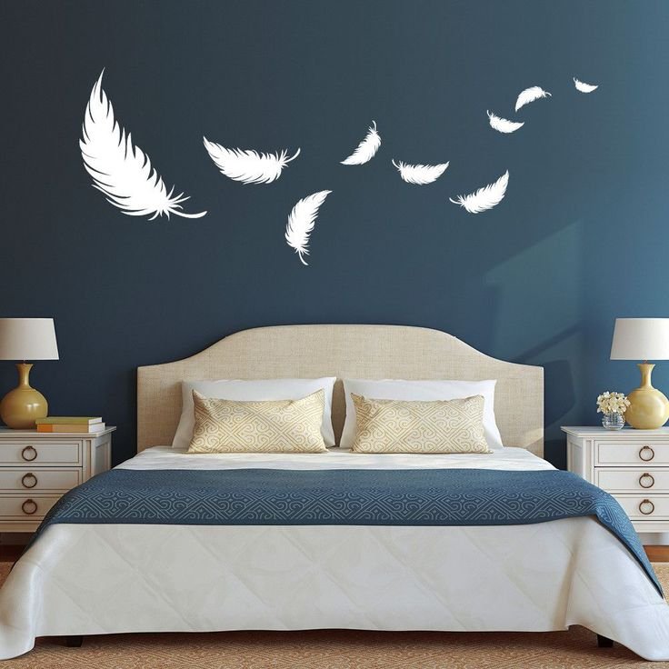 Украсить стену в спальне