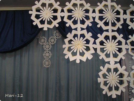 Шторки из снежинок на окне