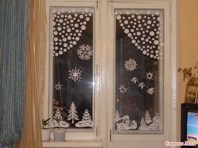 Шторки из снежинок на окне