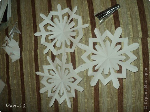 Бумажные снежинки на шторе