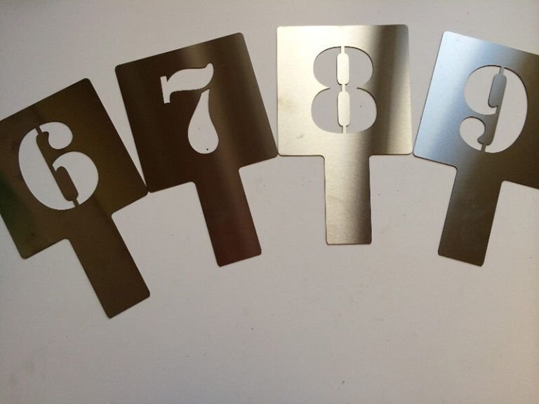 Трафаретные буквы и цифры