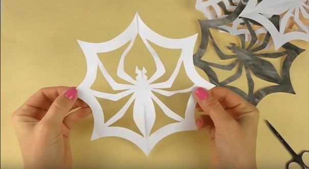 Снежинка в виде паука из бумаги