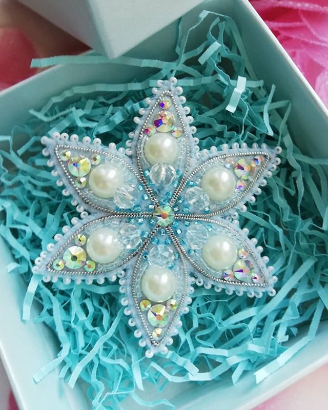 Брошь Снежинка бисер