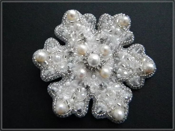 Брошь Снежинка вышитая бисером