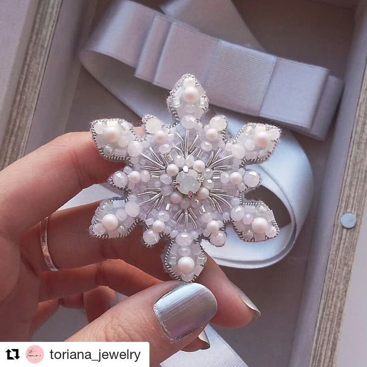 Брошка из бисера Снежинка