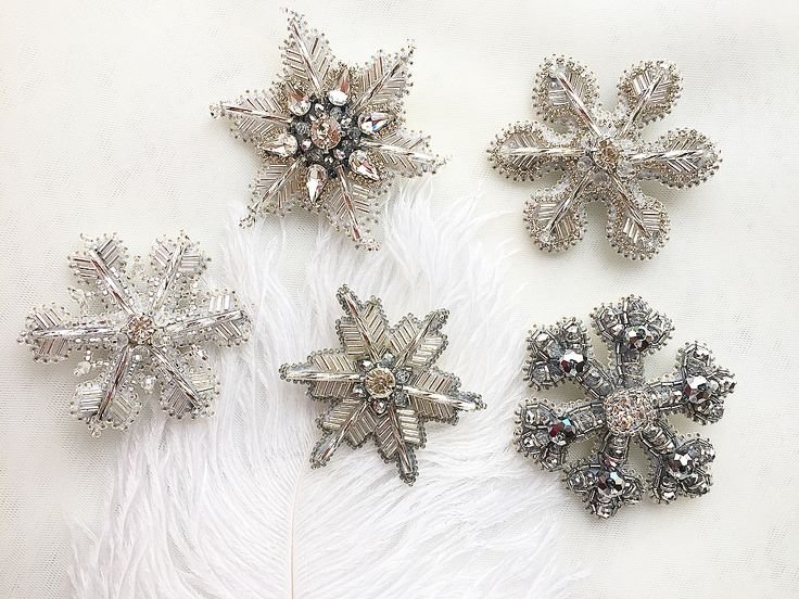 Брошь Снежинка вышитая
