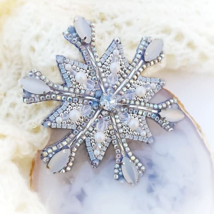Брошь Снежинка из бисера