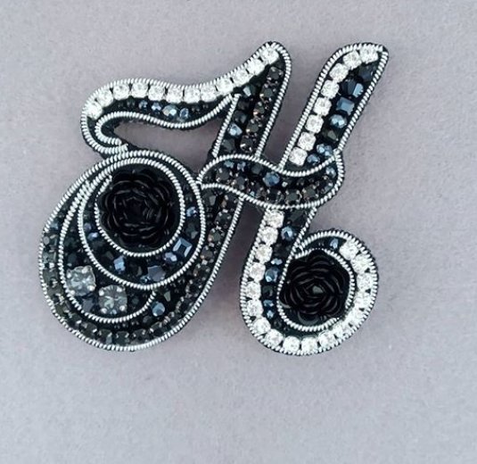 Броши буквы из бисера на фетре