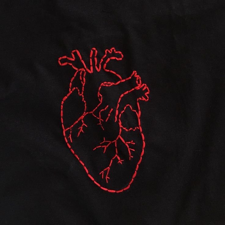 Вышивка на футболке черными нитками