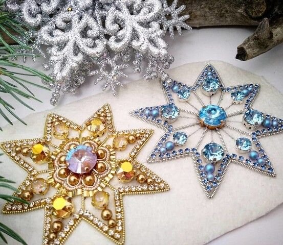 Брошь Снежинка из бисера