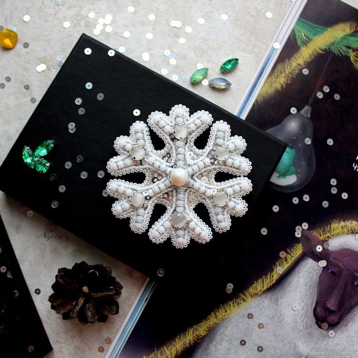 Новогодние броши из бисера