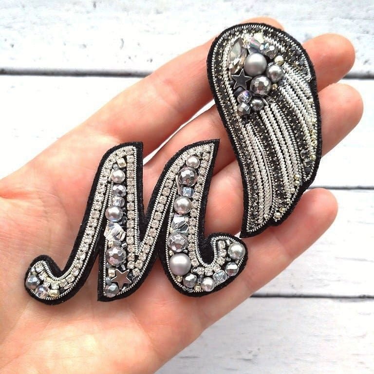 Брошь буква м