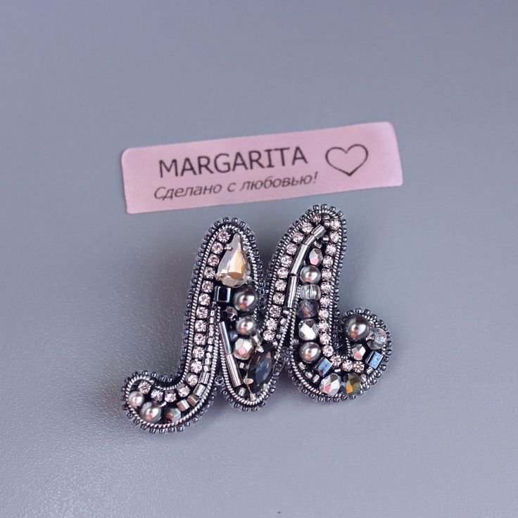 Брошь буква м